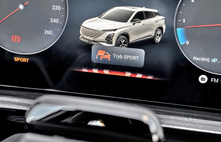 Omoda 5 (2024) 1.6 T-GDI 7DCT Premium – deska rozdzielcza, wyświetlacz, tryb sport