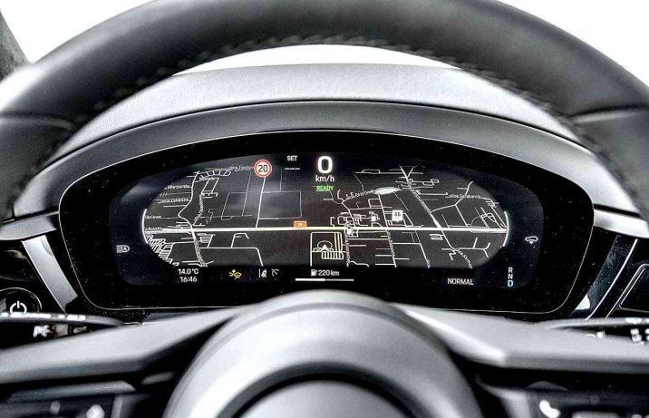 Porsche Macan II 4 (2024) - wnętrze, kokpit, wyświetlacz przed kierowcą, mapa