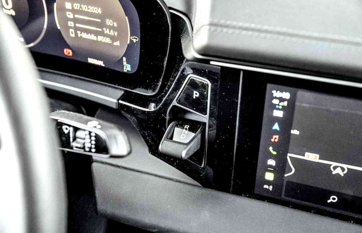 Porsche Macan II 4 (2024) - wnętrze, kokpit, dźwignia wyboru biegów