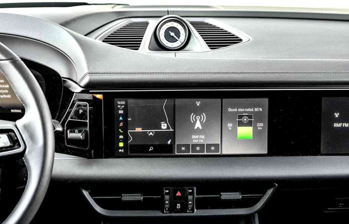 Porsche Macan II 4 (2024) - wnętrze, kokpit, ekran centralny