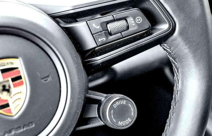 Porsche Macan II 4 (2024) - wnętrze, kokpit, sterowanie na kierownicy