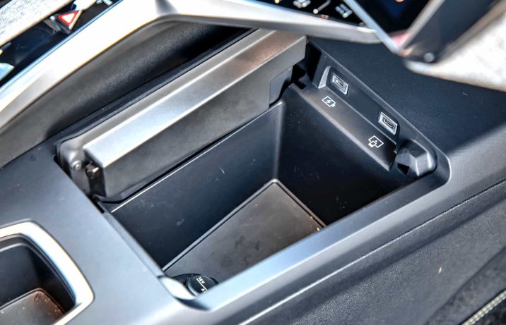 Peugeot 3008 Hybrid 1.2 e-DCS6 GT – kokpit, schowek pod konsolą