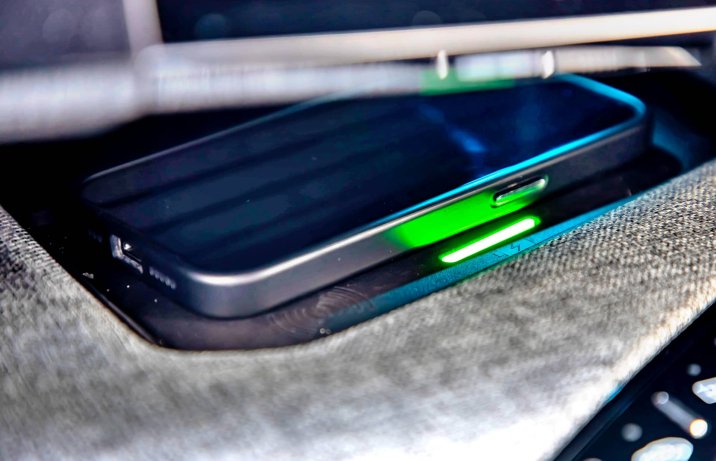 Peugeot 3008 Hybrid 1.2 e-DCS6 GT – kokpit, ładowarka indukcyjna