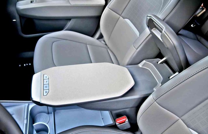 Kia EV3 (2024) – wnętrze, podłokietnik, tacka
