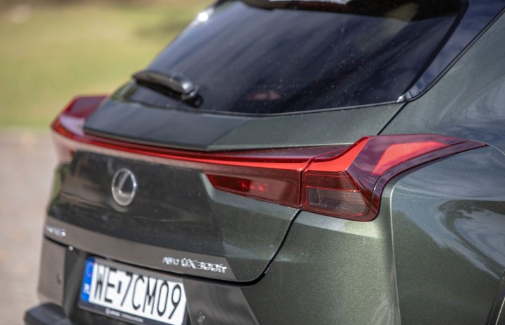 Lexus UX - światła
