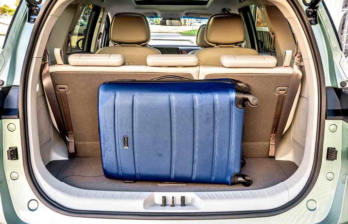 Forthing U-Tour 1.5 T GDI 7DCT – bagażnik, trzy rzędy siedzeń