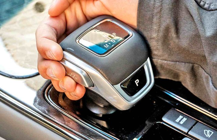 Forthing U-Tour 1.5 T GDI 7DCT – dźwignia skrzyni automatycznej