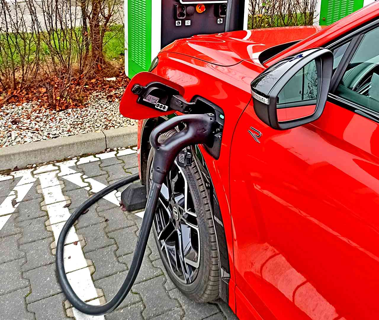 Volkswagen-Tiguan-III-1.5-eHybrid-R-Line-test-w-trakcie-ladowania