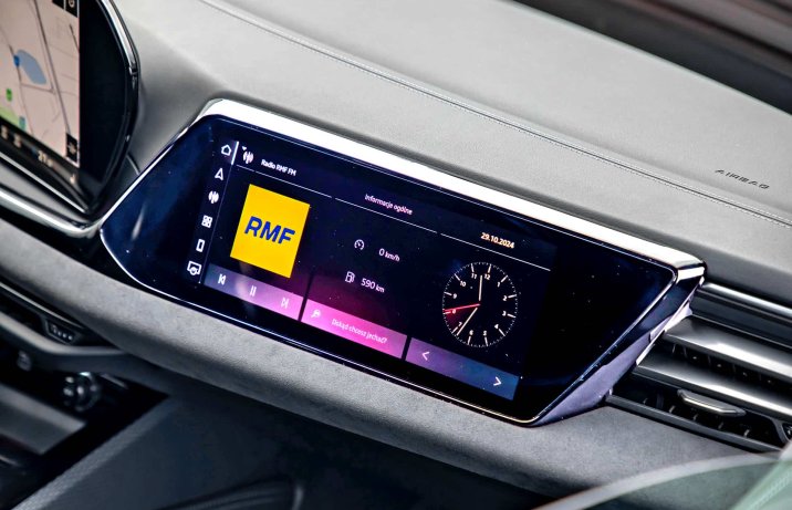 Audi A5 Limousine TFSI quattro S tronic – ekran przed pasażerem