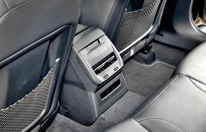 Audi A5 Limousine TFSI quattro S tronic – konsola, drugi rząd siedzeń