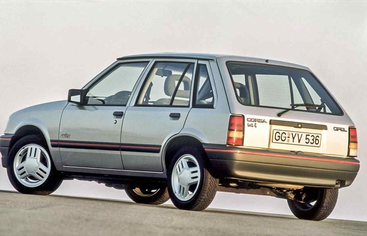 Opel Corsa A pięciodrzwiowa – tył