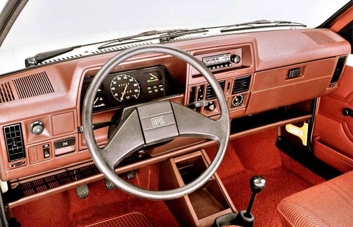 Opel Corsa A – deska rozdzielcza, wczesne wersje