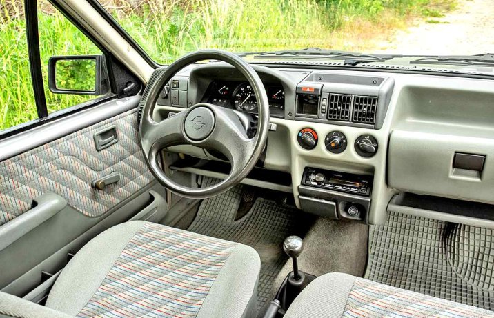 Używany Opel Corsa A – deska rozdzielcza