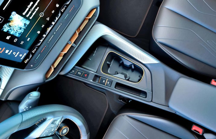 Cupra Terramar 2024 – wnętrze, tunel centralny