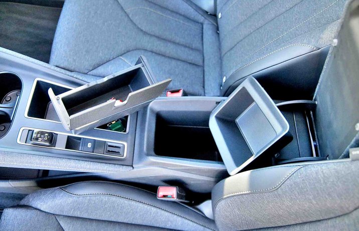 Skoda Elroq 2024 – schowek w tunelu środkowym