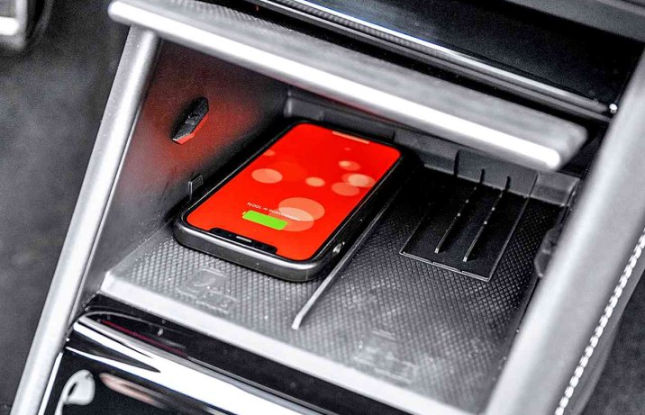 Volkswagen Tiguan 1.5 eHybrid R-Line (2024) – wnętrze, ładowarka indukcyjna