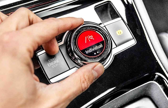 Volkswagen Tiguan 1.5 eHybrid R-Line (2024) – wnętrze, pokrętło wielofunkcyjne