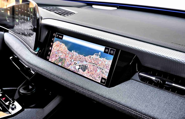 Audi A6 e-tron (2024) – wnętrze, ekran dla pasażera