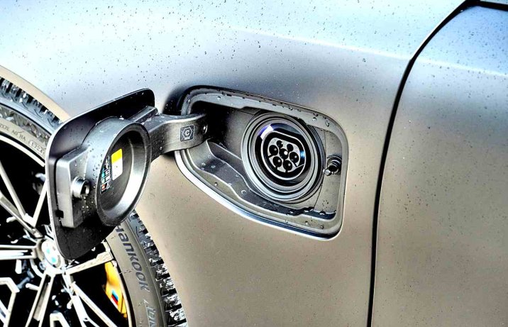 BMW M5 G90 – gniazdo ładowania