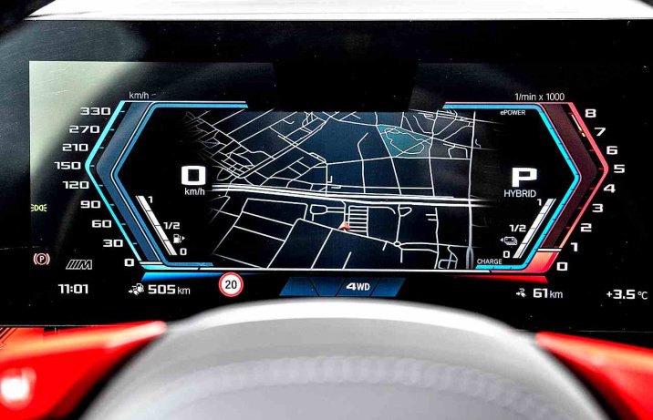 BMW M5 G90 – wskaźniki, mapa