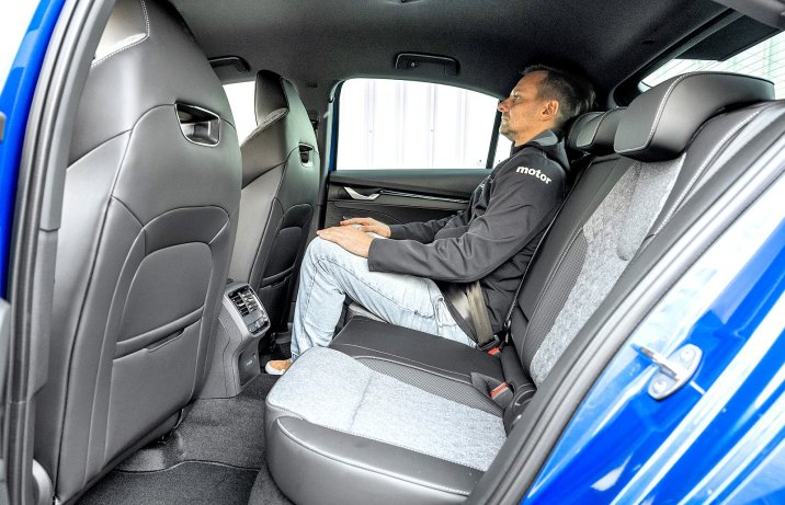 Skoda Octavia 2.0 TDI DSG Sportline (2024) – kanapa