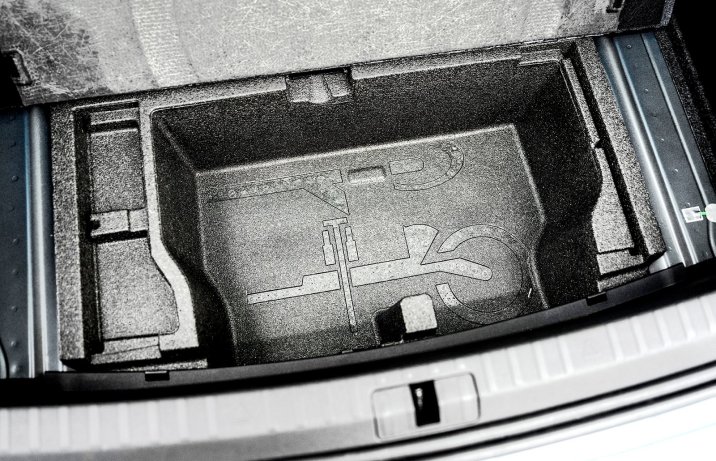 Skoda Octavia 2.0 TDI DSG Sportline (2024) – schowek pod podłogą bagażnika