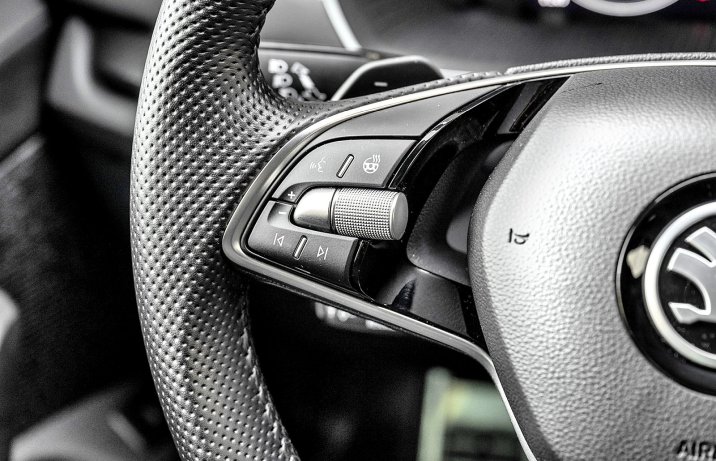 Skoda Octavia 2.0 TDI DSG Sportline (2024) – przyciski na kierownicy