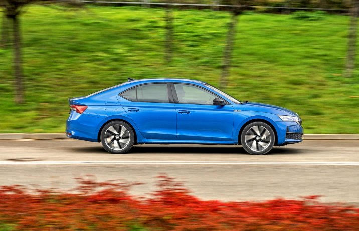 Skoda Octavia 2.0 TDI DSG Sportline (2024) – bok