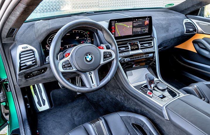 BMW M8 Competition – deska rozdzielcza