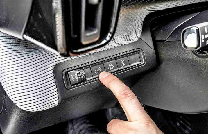 Citroen C3 1.2 Turbo Max – wnętrze, asystent znaków, przycisk