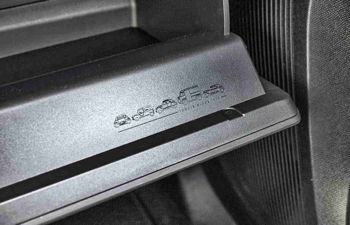 Citroen C3 1.2 Turbo Max – wnętrze, pokrywa schowka, sylwetkiCitroenów