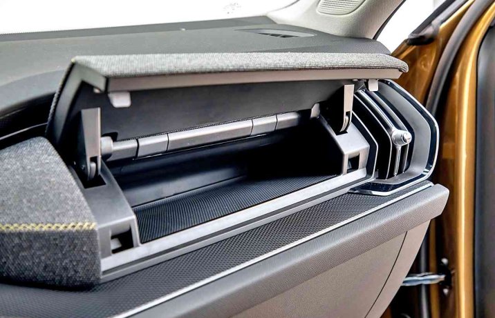 Skoda Kodiaq II PHEV 2024 – wnętrze, schowek przed pasażerem