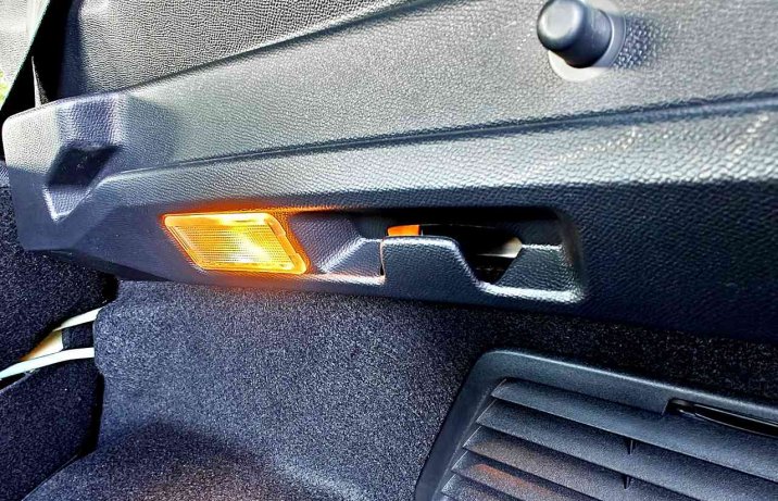 Nowy Opel Frontera (2024) – bagażnik, haczyk na zakupy