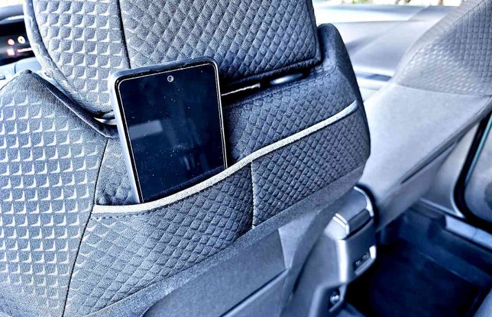 Nowy Opel Frontera (2024) – fotele, kieszenie na telefony