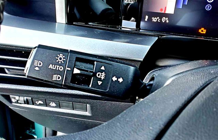 Nowy Opel Frontera (2024) – deska rozdzielcza, dźwigienka przy kierownicy