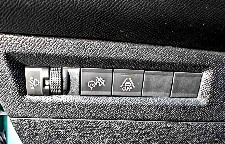 Nowy Opel Frontera (2024) – deska rozdzielcza, wyłącznik powiadomień o przekraczaniu prędkości