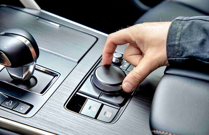 Mazda CX-80 3.3 e-Skyactiv D 8AT 4x4 Homura Plus – deska rozdzielcza, konsola centralna, pokrętło