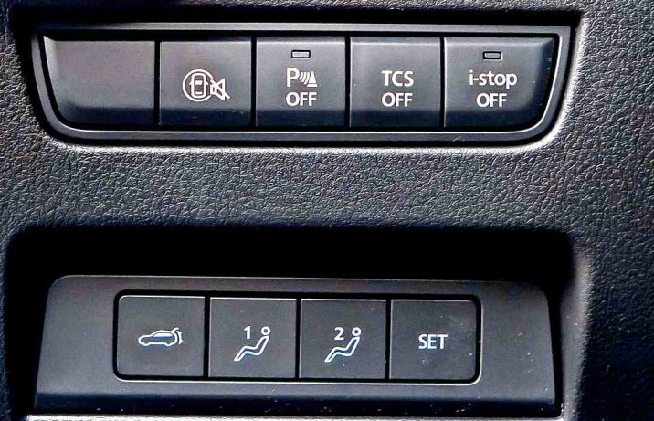 Mazda CX-80 3.3 e-Skyactiv D 8AT 4x4 Homura Plus – deska rozdzielcza, wyłącznik asystenta znaków