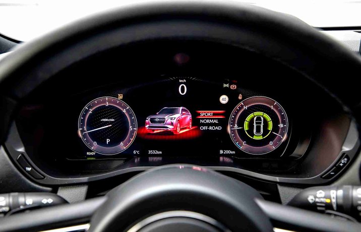 Mazda CX-80 3.3 e-Skyactiv D 8AT 4x4 Homura Plus – deska rozdzielcza, wskaźniki, tryby jazdy