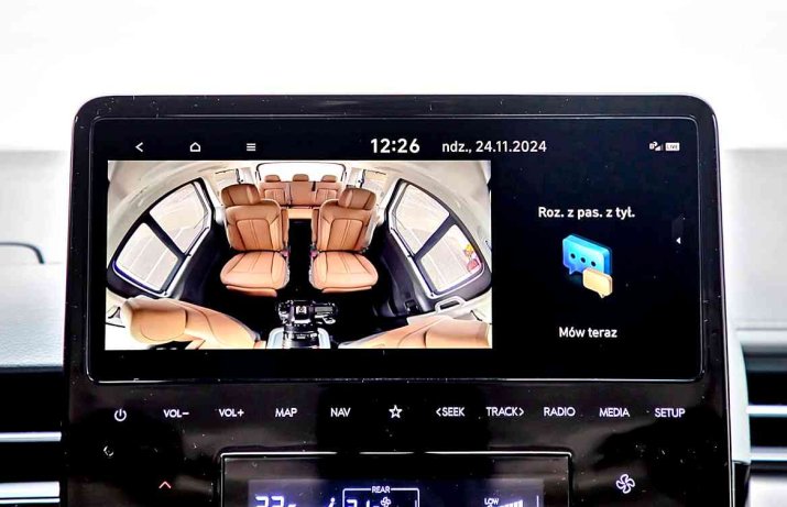 Hyundai Staria 1.6 T-GDI HEV 6AT Luxury – deska rozdzielcza, widok z kamery na wnętrze pojazdu