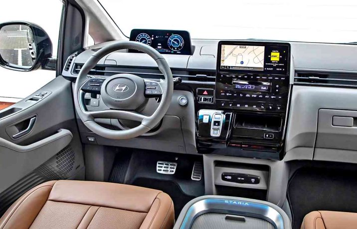 Hyundai Staria 1.6 T-GDI HEV 6AT Luxury – deska rozdzielcza
