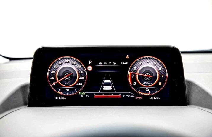 Hyundai Staria 1.6 T-GDI HEV 6AT Luxury – deska rozdzielcza, wskaźniki