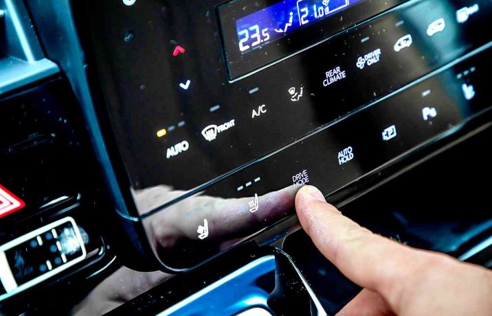 Hyundai Staria 1.6 T-GDI HEV 6AT Luxury – deska rozdzielcza, wybór trybu jazdy