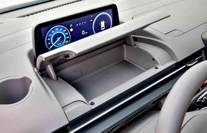 Hyundai Staria 1.6 T-GDI HEV 6AT Luxury – deska rozdzielcza, schowek przed wskaźnikami