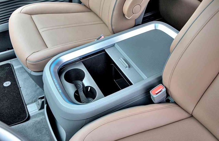 Hyundai Staria 1.6 T-GDI HEV 6AT Luxury – schowek między fotelami