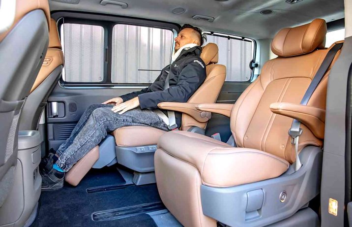 Hyundai Staria 1.6 T-GDI HEV 6AT Luxury – fotele, drugi rząd