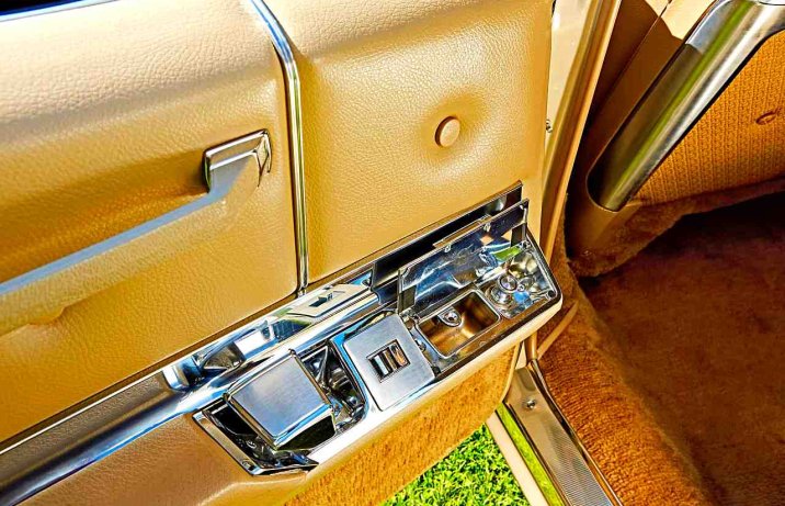 Cadillac DeVille III – wnętrze, klamka, popielniczka, sterowanie szybami