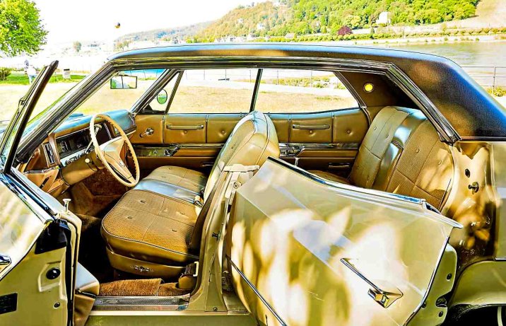 Cadillac DeVille III – wnętrze, widok z boku