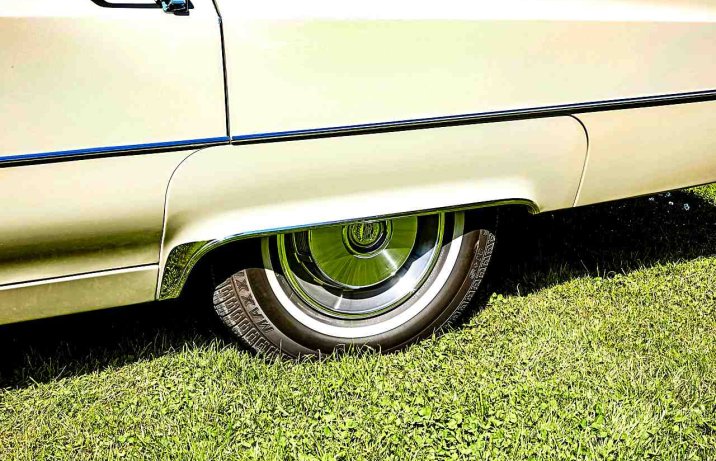 Cadillac DeVille III – koło z osłoną