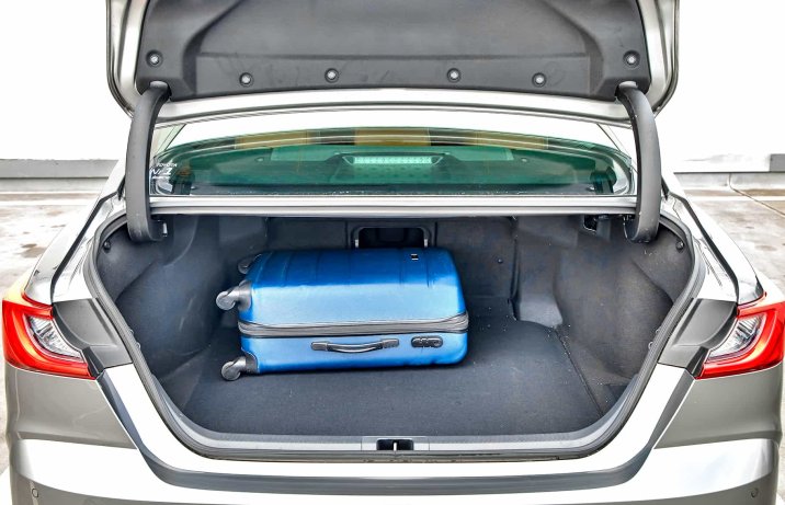 Toyota Camry 2.5 Hybrid Dynamic Force e-CVT Executive – bagażnik